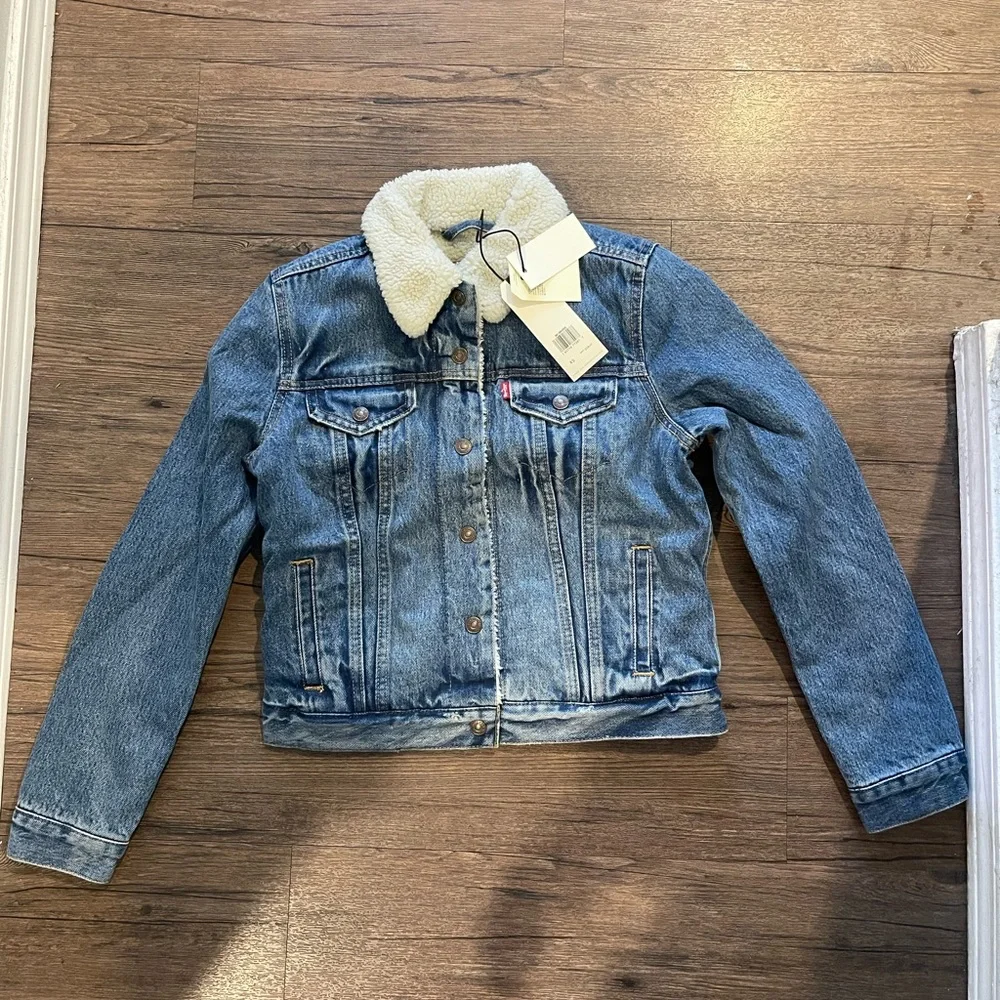 Levi’s | Original Sherpa Trucker Jacket in Extremely Lovable - Medium Wash - Picture 4 of 11